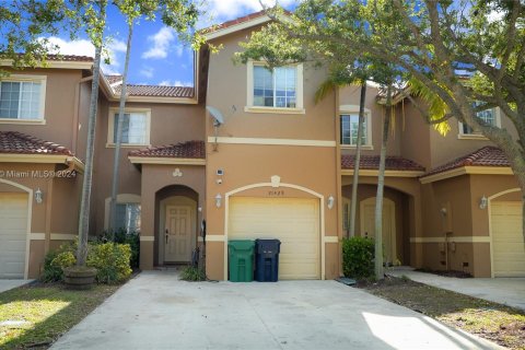 Villa ou maison à vendre à Cutler Bay, Floride: 3 chambres, 120.31 m2 № 1098595 - photo 1