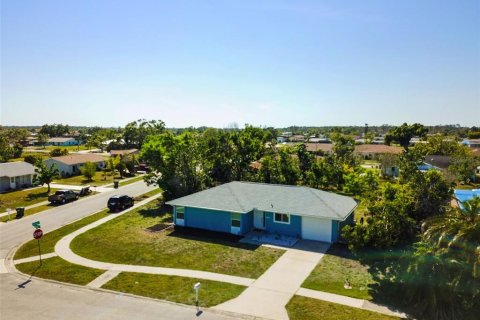 Villa ou maison à louer à North Port, Floride: 3 chambres, 117.52 m2 № 644279 - photo 1