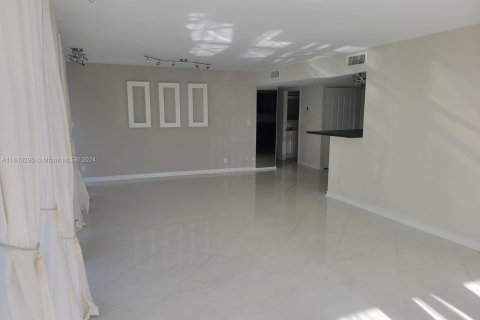 Condo in Hallandale Beach, Florida, 3 bedrooms  № 1325612 - photo 5