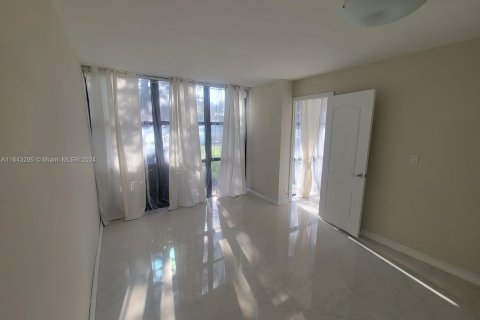 Condo in Hallandale Beach, Florida, 3 bedrooms  № 1325612 - photo 19