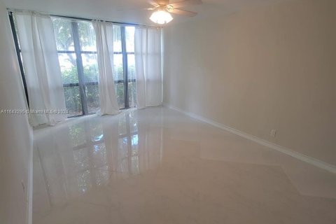 Condo in Hallandale Beach, Florida, 3 bedrooms  № 1325612 - photo 11