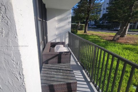 Condo in Hallandale Beach, Florida, 3 bedrooms  № 1325612 - photo 24