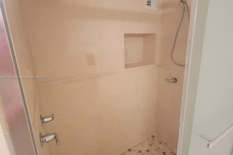 Condo in Hallandale Beach, Florida, 3 bedrooms  № 1325612 - photo 21