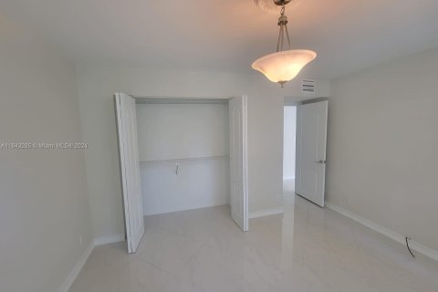 Copropriété à vendre à Hallandale Beach, Floride: 3 chambres, 132.85 m2 № 1325612 - photo 16