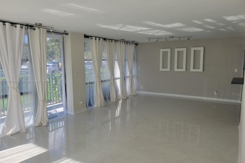 Condo in Hallandale Beach, Florida, 3 bedrooms  № 1325612 - photo 2