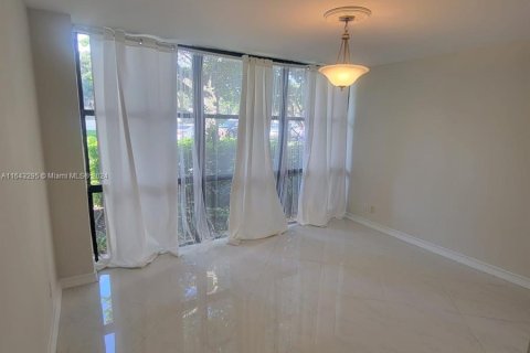 Condo in Hallandale Beach, Florida, 3 bedrooms  № 1325612 - photo 13