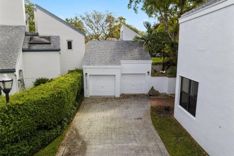 House in Miami, Florida 4 bedrooms, 383.69 sq.m. № 497456 - photo 2