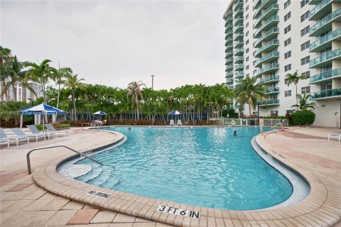 Condominio en venta en Sunny Isles Beach, Florida, 1 dormitorio, 93.37 m2 № 923265 - foto 25