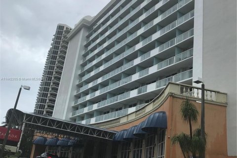 Hotel in Sunny Isles Beach, Florida 33.44 sq.m. № 685972 - photo 1
