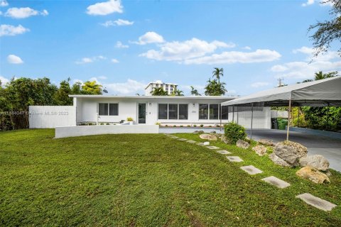 House in North Miami, Florida 3 bedrooms, 154.59 sq.m. № 834866 - photo 1