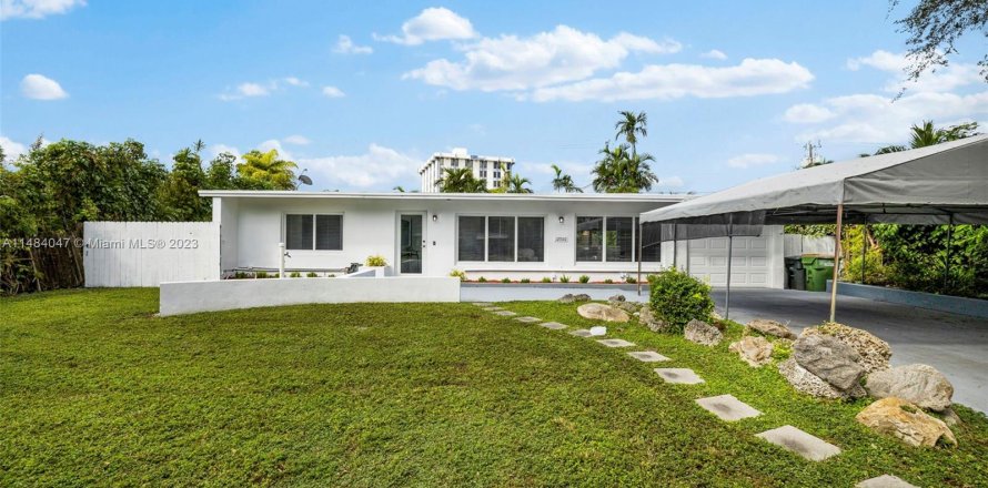House in North Miami, Florida 3 bedrooms, 154.59 sq.m. № 834866
