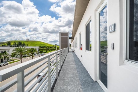 Copropriété à louer à Doral, Floride: 3 chambres, 102.38 m2 № 1162795 - photo 1