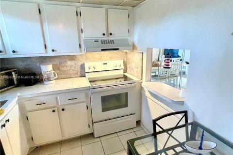 Condo in Sunrise, Florida, 1 bedroom  № 1329207 - photo 26