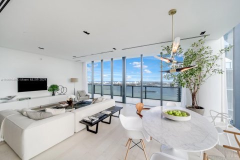 Condominio en venta en Miami, Florida, 3 dormitorios, 251.11 m2 № 1367387 - foto 6