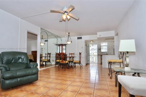 Copropriété à vendre à Aventura, Floride: 2 chambres, 100.61 m2 № 1367343 - photo 12