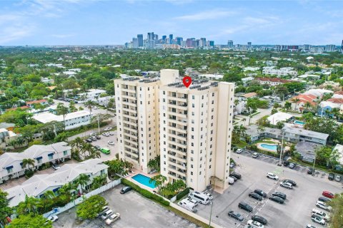 Condo in Fort Lauderdale, Florida, 2 bedrooms  № 977045 - photo 1