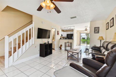 Townhouse in Tampa, Florida 2 bedrooms, 108.14 sq.m. № 1257309 - photo 5