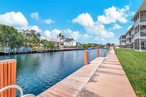 Condo in Hallandale Beach, Florida, 1 bedroom  № 1288875 - photo 22