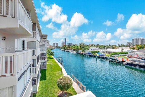 Condo in Hallandale Beach, Florida, 1 bedroom  № 1288875 - photo 2