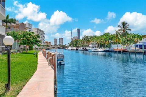 Condo in Hallandale Beach, Florida, 1 bedroom  № 1288875 - photo 23