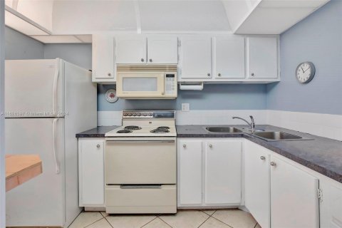 Condo in Hallandale Beach, Florida, 1 bedroom  № 1288875 - photo 10