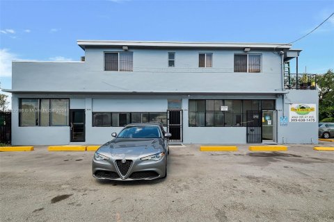 Propiedad comercial en venta en Miami, Florida № 1162329 - foto 1