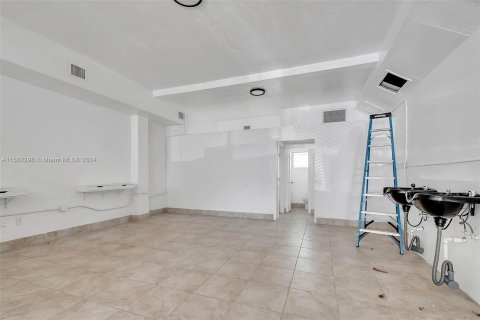 Propiedad comercial en venta en Miami, Florida № 1162329 - foto 11