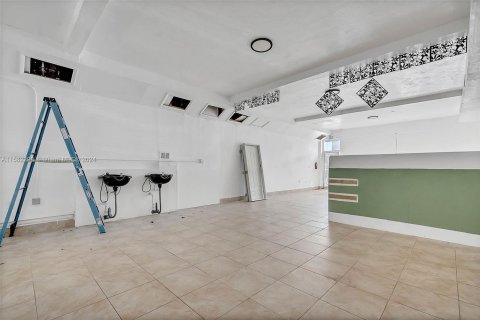 Propiedad comercial en venta en Miami, Florida № 1162329 - foto 13