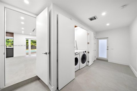 Casa en venta en Miami, Florida, 5 dormitorios, 263.56 m2 № 1377363 - foto 23