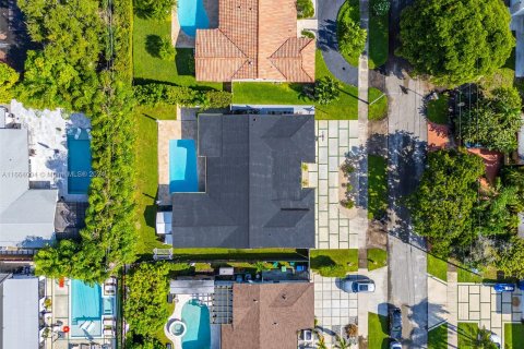 Casa en venta en Miami, Florida, 5 dormitorios, 263.56 m2 № 1377363 - foto 1