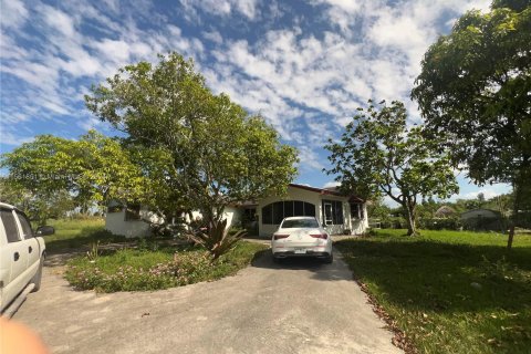 House in Miami, Florida 3 bedrooms, 263.94 sq.m. № 1098381 - photo 21