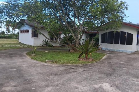 House in Miami, Florida 3 bedrooms, 263.94 sq.m. № 1098381 - photo 27