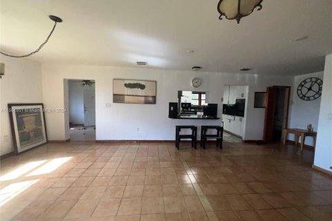 House in Miami, Florida 3 bedrooms, 263.94 sq.m. № 1098381 - photo 4