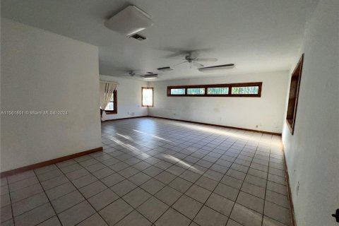 House in Miami, Florida 3 bedrooms, 263.94 sq.m. № 1098381 - photo 17