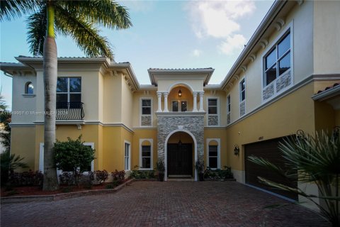 House in Coconut Creek, Florida 5 bedrooms, 482.07 sq.m. № 1364113 - photo 1