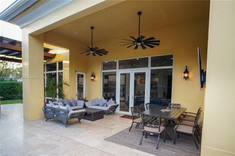 House in Coconut Creek, Florida 5 bedrooms, 482.07 sq.m. № 1364113 - photo 25