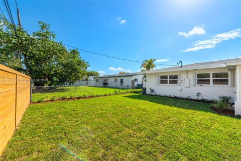 House in Cutler Bay, Florida 3 bedrooms, 147.16 sq.m. № 1229710 - photo 25