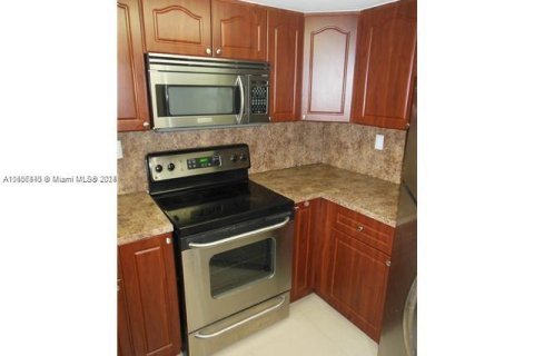 Condo in Miami, Florida, 2 bedrooms  № 1229708 - photo 1