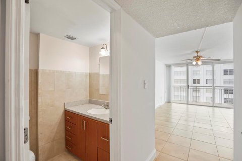 Condo in Aventura, Florida, 2 bedrooms  № 742061 - photo 16