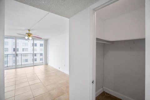 Condo in Aventura, Florida, 2 bedrooms  № 742061 - photo 23