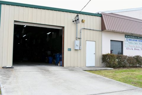 Commercial property in Auburndale, Florida 694.91 sq.m. № 966834 - photo 7