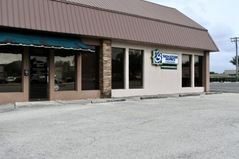 Commercial property in Auburndale, Florida 694.91 sq.m. № 966834 - photo 1