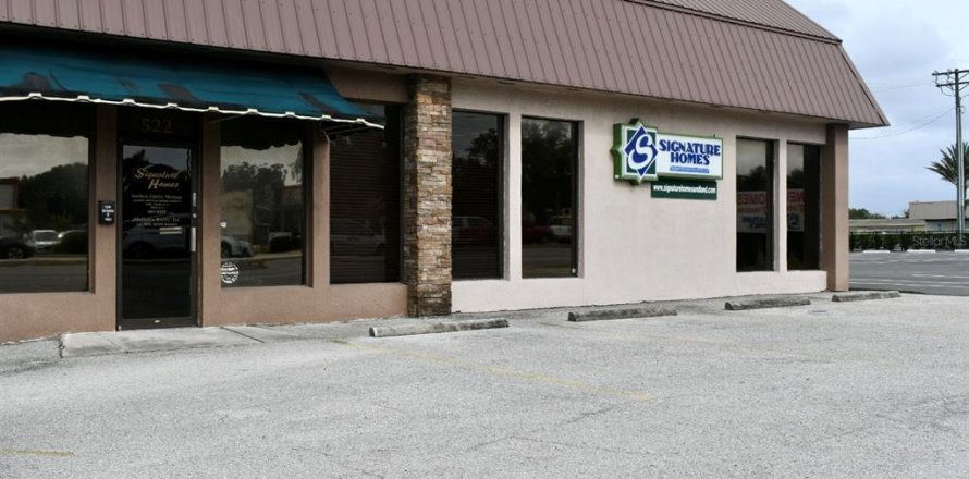 Commercial property in Auburndale, Florida 694.91 sq.m. № 966834