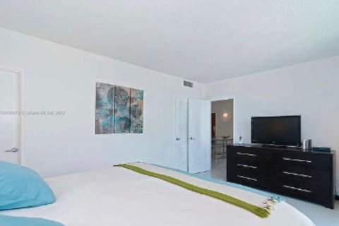 Condo in Hollywood, Florida, 2 bedrooms  № 2254 - photo 10