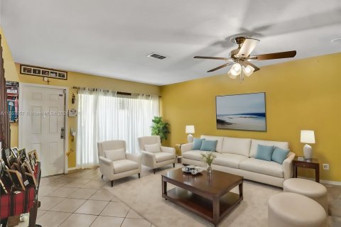 Touwnhouse à vendre à Pembroke Pines, Floride: 2 chambres, 93.65 m2 № 1095792 - photo 1