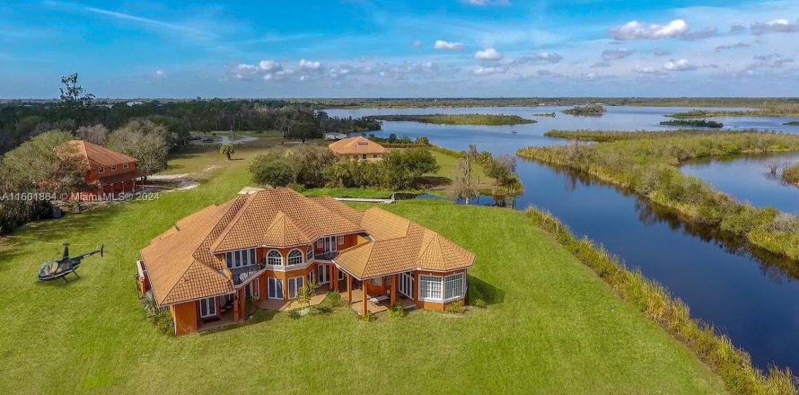 Villa ou maison à Punta Gorda, Floride 7 chambres № 1220760