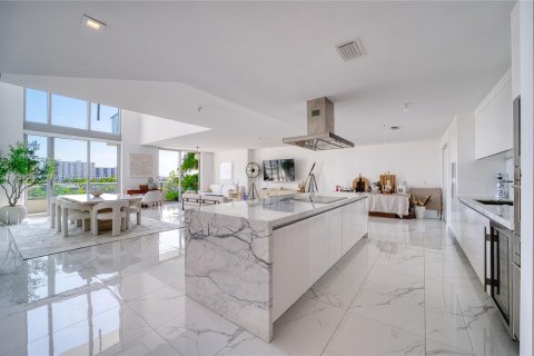 Condominio en venta en Sunny Isles Beach, Florida, 3 dormitorios, 259.66 m2 № 1365474 - foto 5