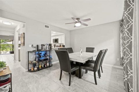 Adosado en venta en Sarasota, Florida, 2 dormitorios, 122.17 m2 № 1367923 - foto 2