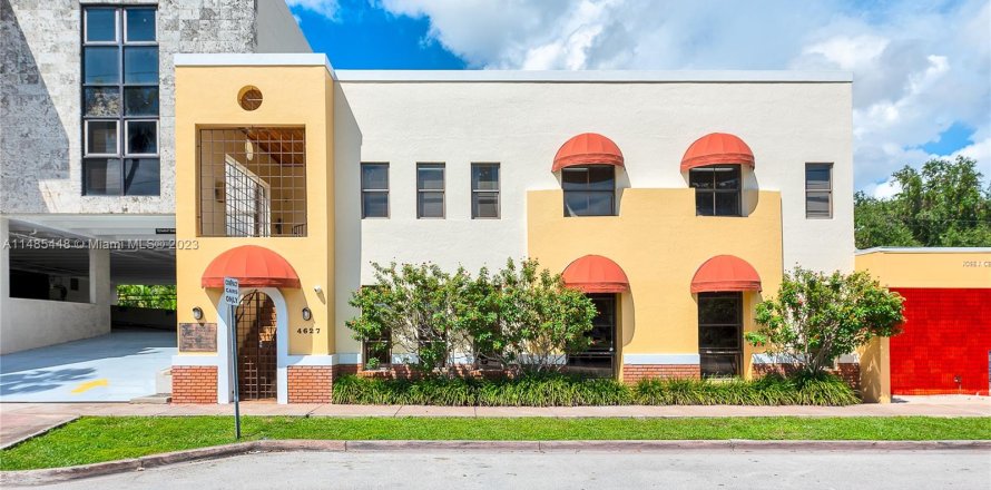 Commercial property in Coral Gables, Florida № 836999
