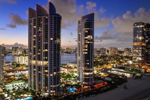 Condo in Sunny Isles Beach, Florida, 3 bedrooms  № 754386 - photo 1